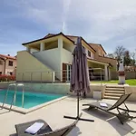Complex Of 2 Olivia-marisol With 2 Private Pools For Up To 20 Persons, 200m From The Villa