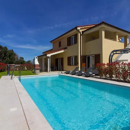 Complex Of 2 Olivia-marisol With 2 Private Pools For Up To 20 Persons, 200m From The Banjole