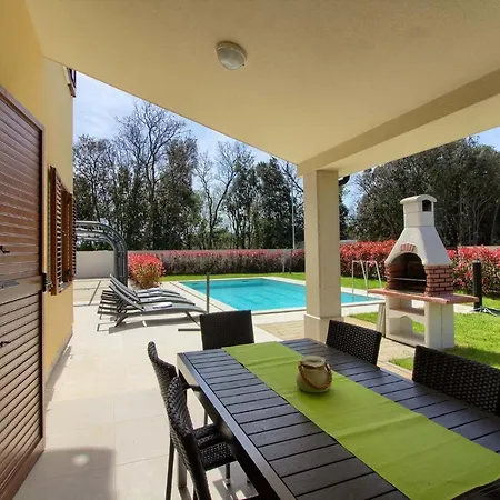 Complex Of 2 Olivia-marisol With 2 Private Pools For Up To 20 Persons, 200m From The Banjole
