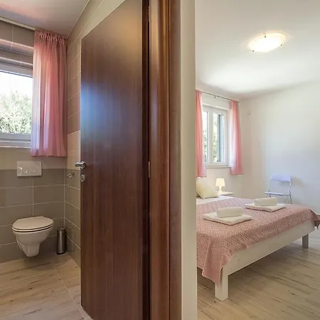 Complex Of 2 Olivia-marisol With 2 Private Pools For Up To 20 Persons, 200m From The Banjole