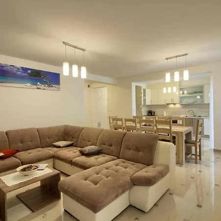 Complex Of 2 Olivia-marisol With 2 Private Pools For Up To 20 Persons, 200m From The * Banjole