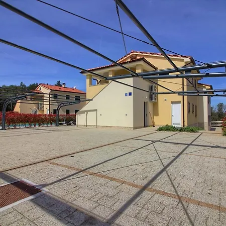 Complex Of 2 Olivia-marisol With 2 Private Pools For Up To 20 Persons, 200m From The Banjole