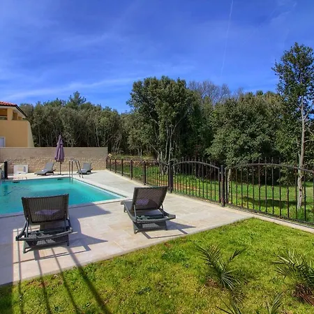Complex Of 2 Olivia-marisol With 2 Private Pools For Up To 20 Persons, 200m From The Villa