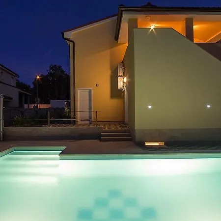 Complex Of 2 Olivia-marisol With 2 Private Pools For Up To 20 Persons, 200m From The Villa
