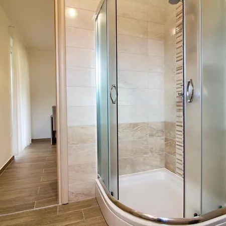 Complex Of 2 Olivia-marisol With 2 Private Pools For Up To 20 Persons, 200m From The Villa *