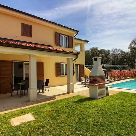 Complex Of 2 Olivia-marisol With 2 Private Pools For Up To 20 Persons, 200m From The Vila