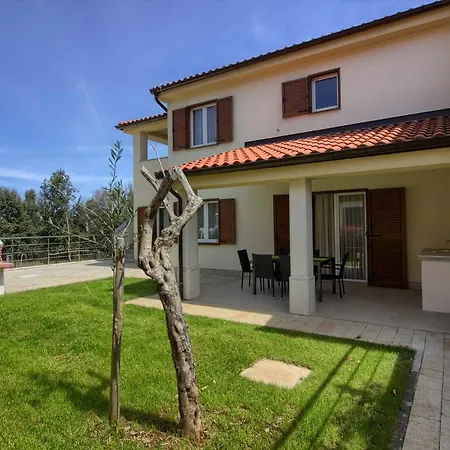 Complex Of 2 Olivia-marisol With 2 Private Pools For Up To 20 Persons, 200m From The Banjole