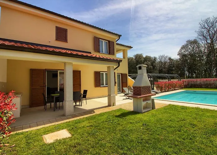 Complex Of 2 Olivia-marisol With 2 Private Pools For Up To 20 Persons, 200m From The Vila