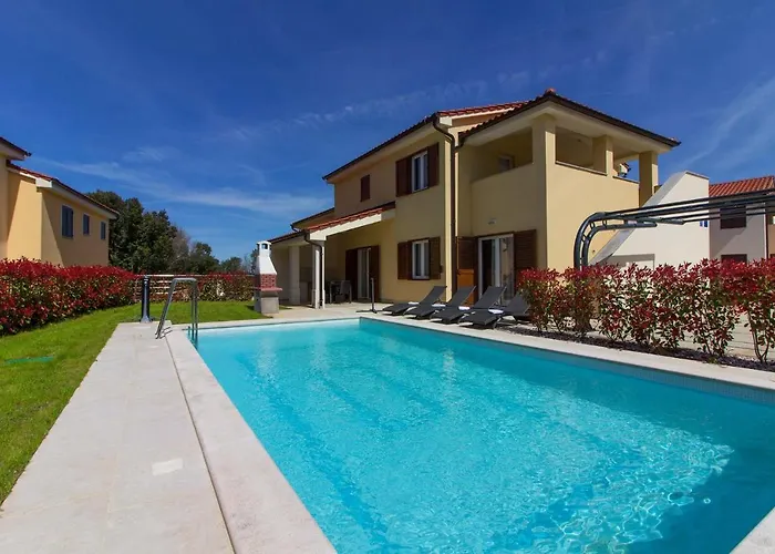 Complex Of 2 Olivia-marisol With 2 Private Pools For Up To 20 Persons, 200m From The Banjole