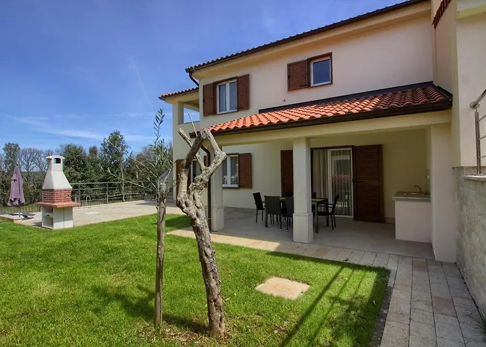 Complex Of 2 Olivia-marisol With 2 Private Pools For Up To 20 Persons, 200m From The Banjole