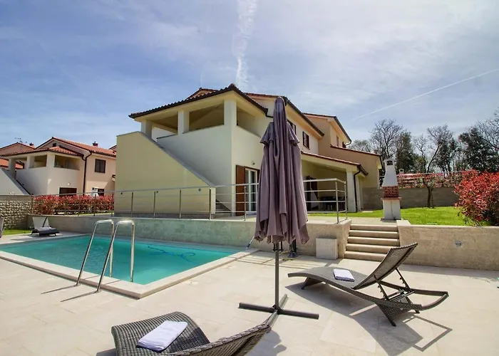 Complex Of 2 Olivia-marisol With 2 Private Pools For Up To 20 Persons, 200m From The Vila