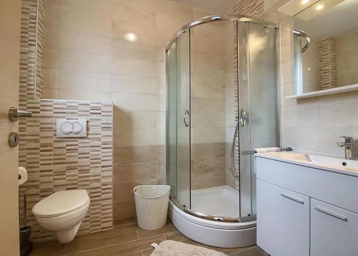 Complex Of 2 Olivia-marisol With 2 Private Pools For Up To 20 Persons, 200m From The Vila Banjole