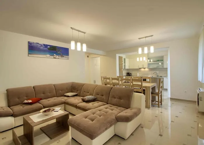 Complex Of 2 Olivia-marisol With 2 Private Pools For Up To 20 Persons, 200m From The * Banjole