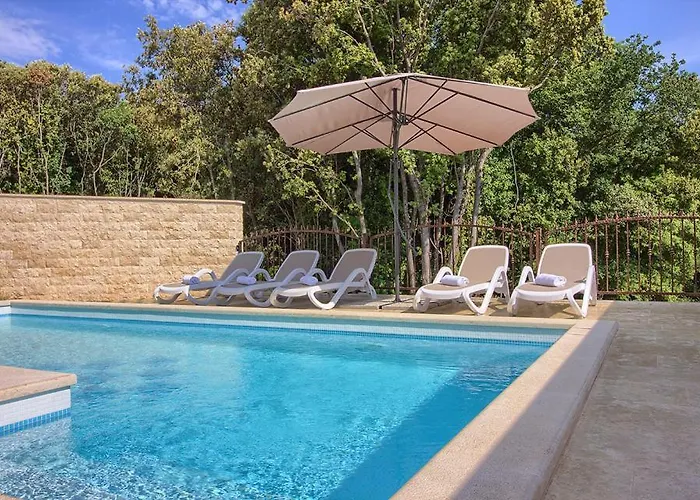 Complex Of 2 Olivia-marisol With 2 Private Pools For Up To 20 Persons, 200m From The Banjole