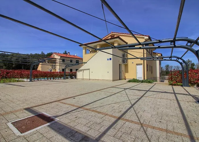 Complex Of 2 Olivia-marisol With 2 Private Pools For Up To 20 Persons, 200m From The Banjole