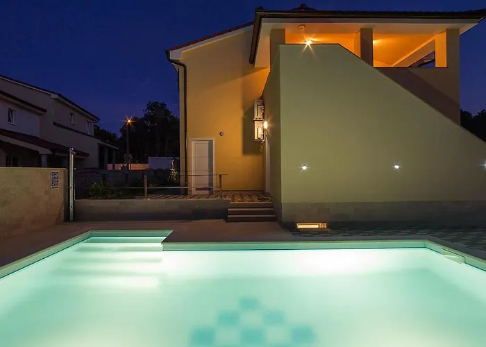 Complex Of 2 Olivia-marisol With 2 Private Pools For Up To 20 Persons, 200m From The Vila