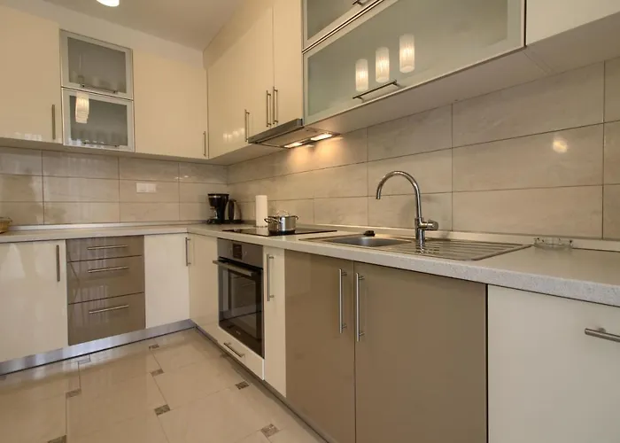 Complex Of 2 Olivia-marisol With 2 Private Pools For Up To 20 Persons, 200m From The Vila