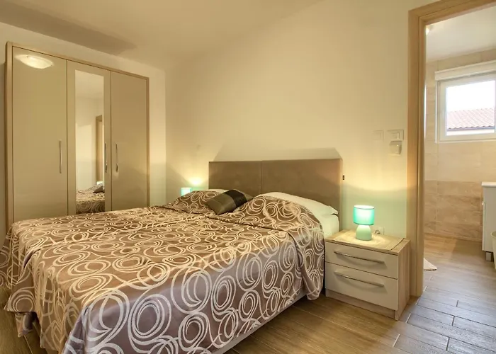 Complex Of 2 Olivia-marisol With 2 Private Pools For Up To 20 Persons, 200m From The Vila Banjole